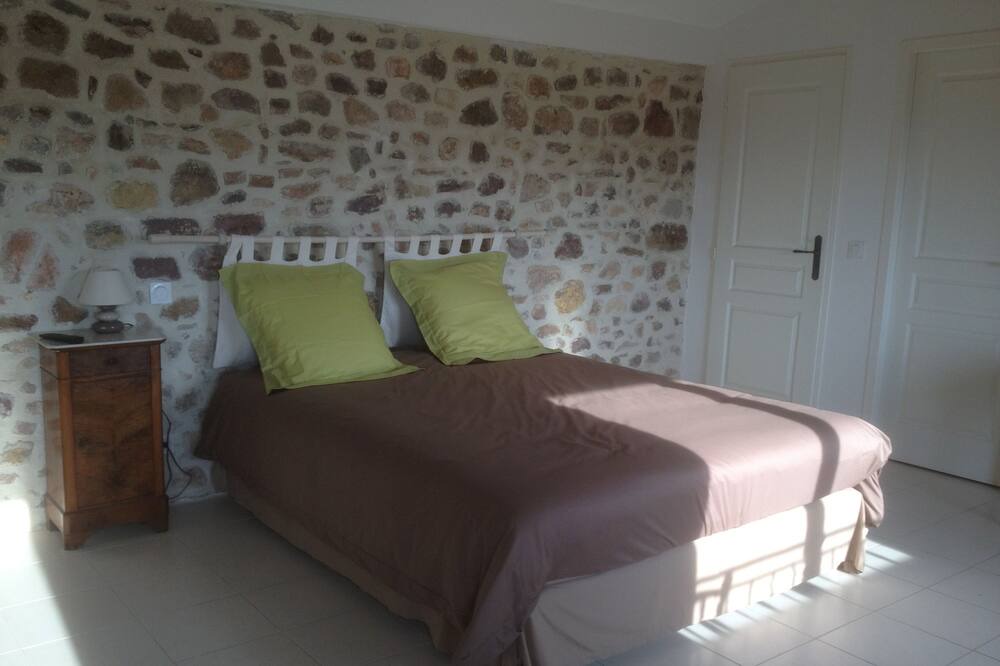 Photo of Bedroom in Puget-Ville