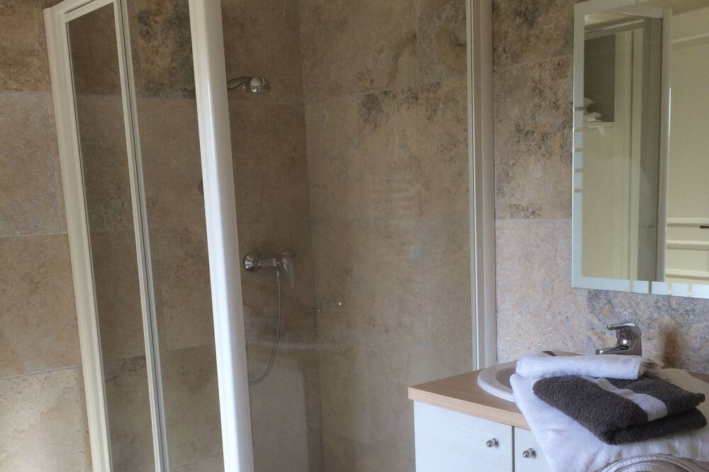 Photo of Bathroom in Puget-Ville