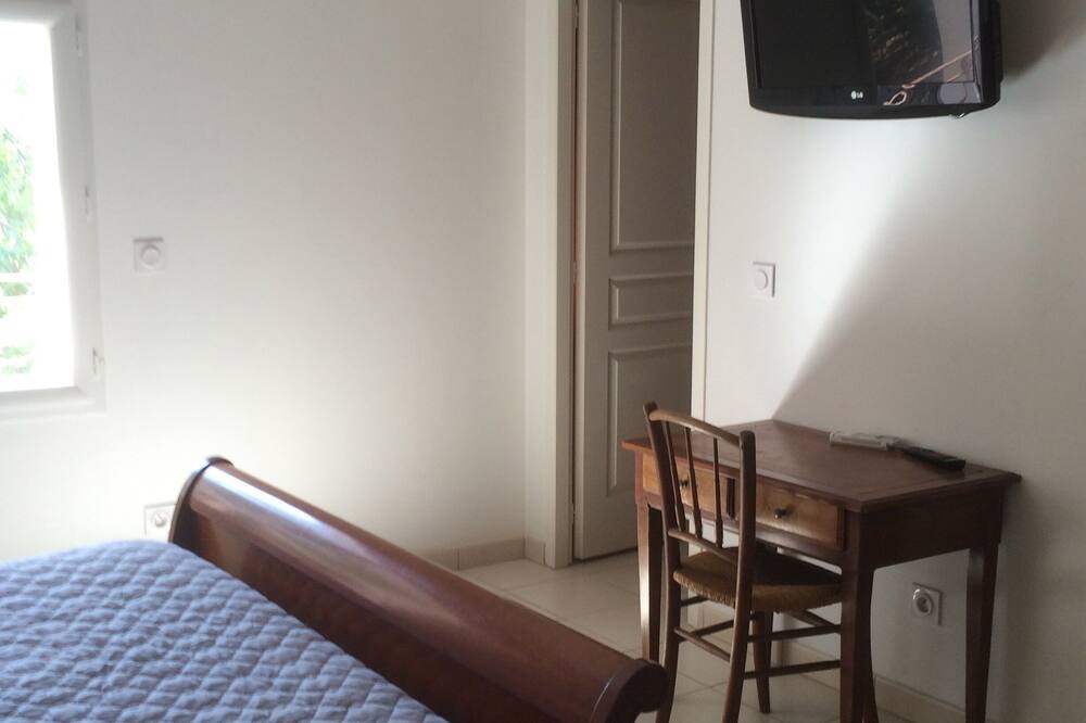Photo of Bedroom in Puget-Ville