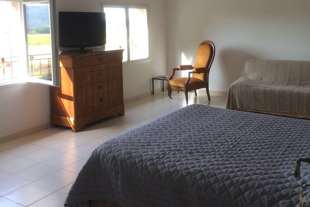 Photo of Bedroom in Puget-Ville