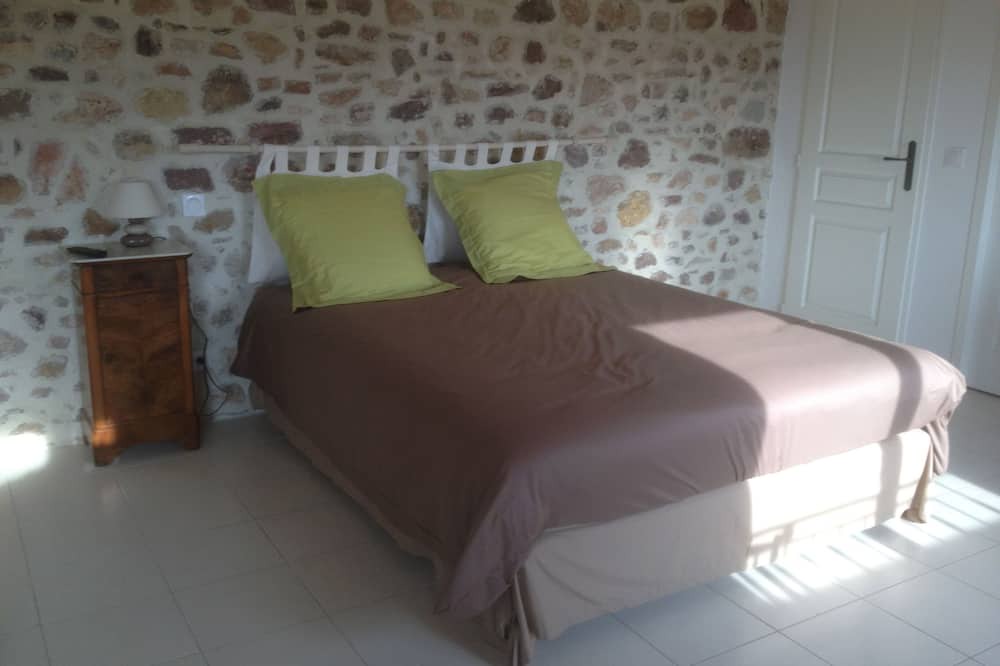 Photo of Bedroom in Puget-Ville