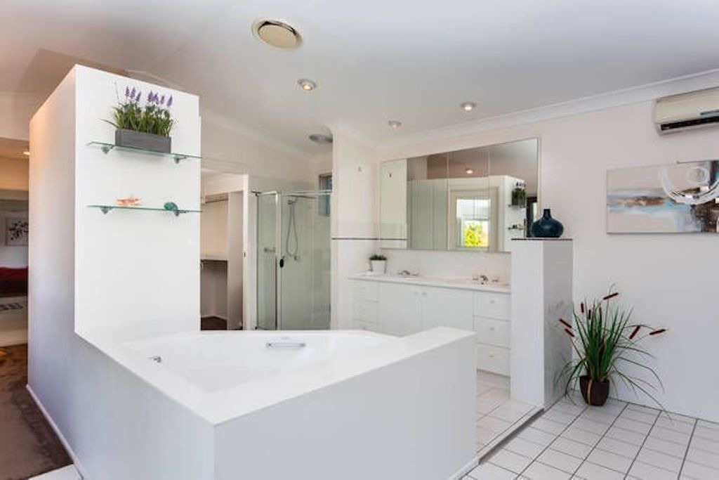 Photo of Kitchen in Mermaid Waters