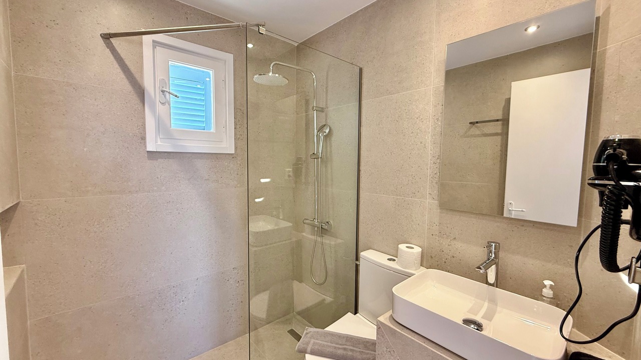 Photo of Bedroom in Drios