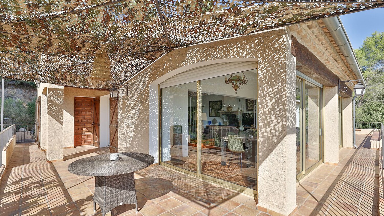 Photo of Patio Balcony in Puget-Ville