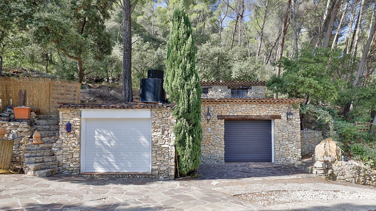 Photo of Outdoor in Puget-Ville
