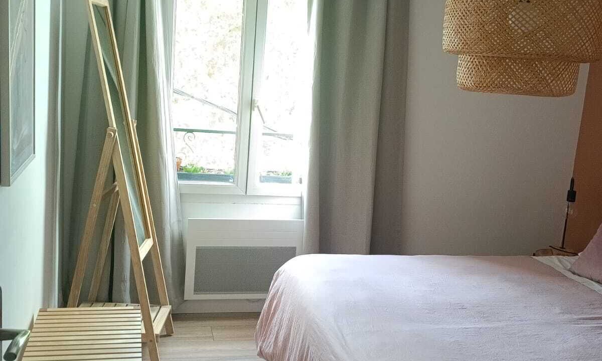 Photo of Bedroom in Puget-Ville
