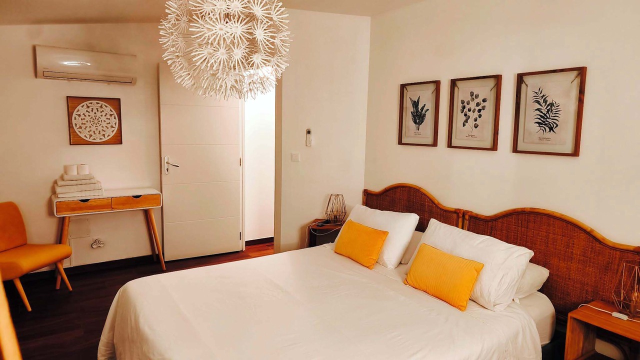Photo of Bedroom in Puget-Ville