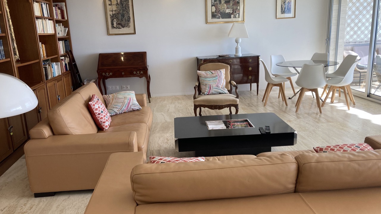 Photo of Livingroom in California - Pezou