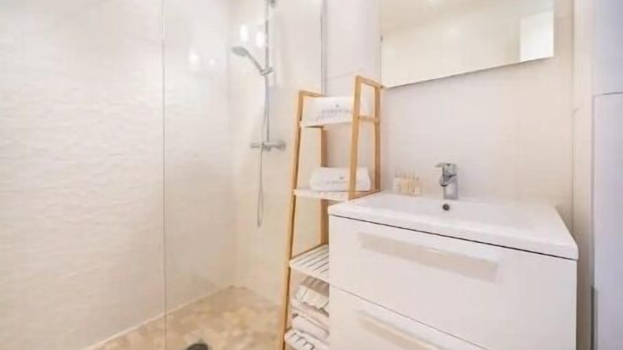 Photo of Bathroom in California - Pezou