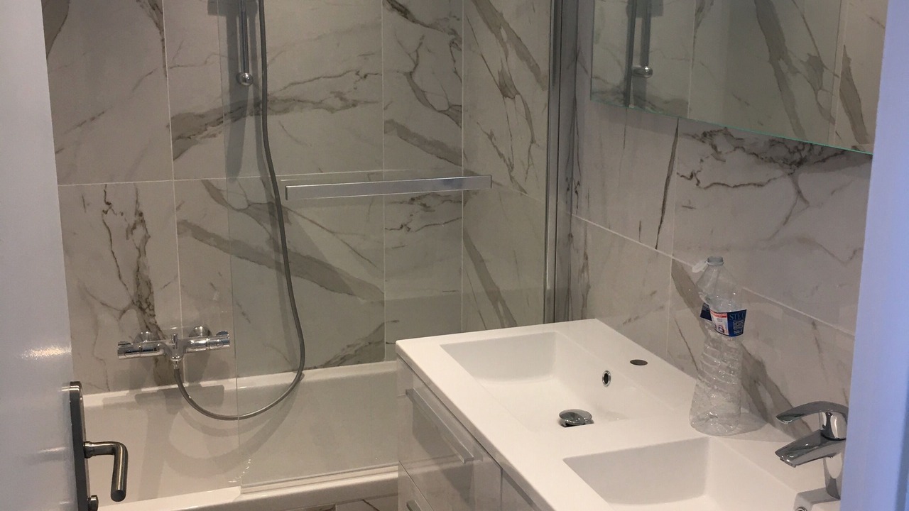 Photo of Bathroom in California - Pezou