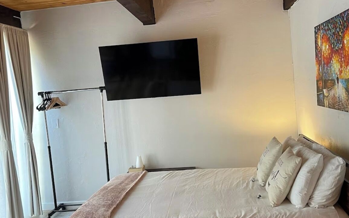 Photo of Bedroom in Ludlam