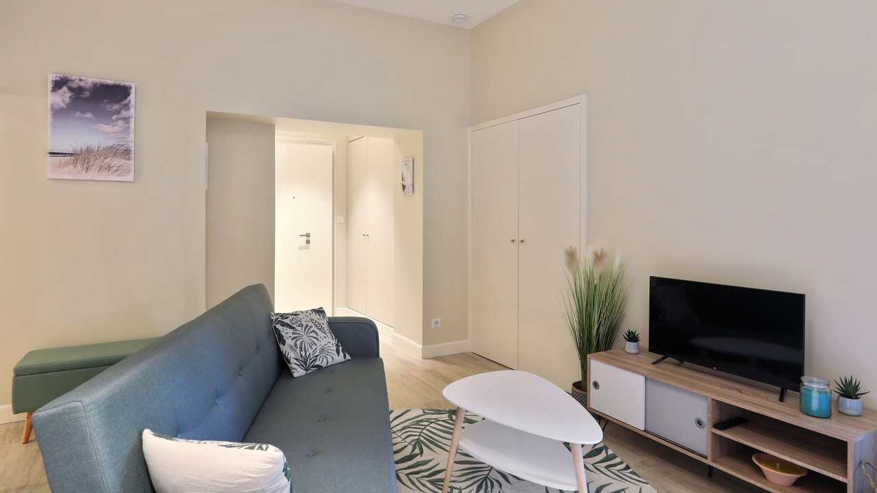 Photo of Livingroom in California - Pezou