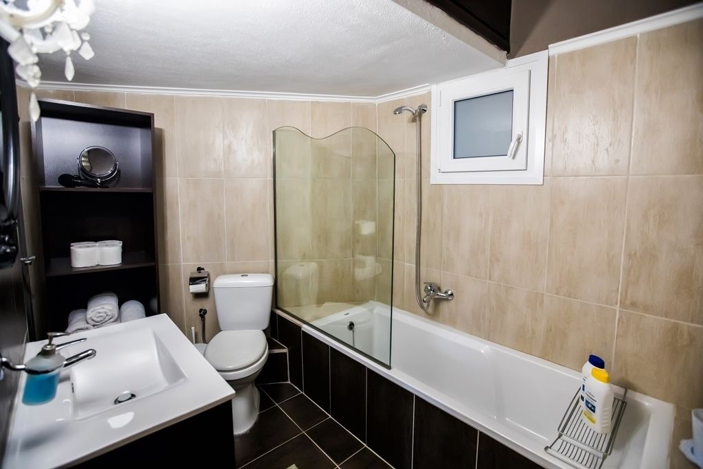Photo of Bathroom in Drama