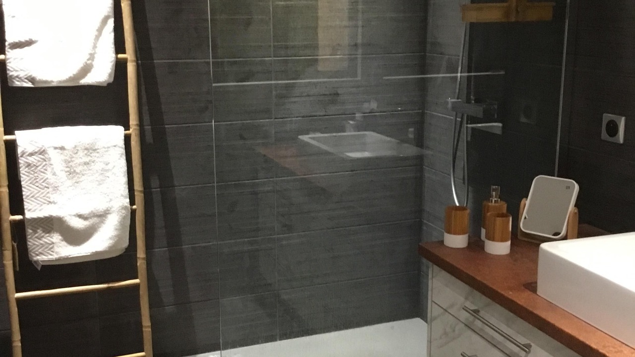 Photo of Bathroom in Thones