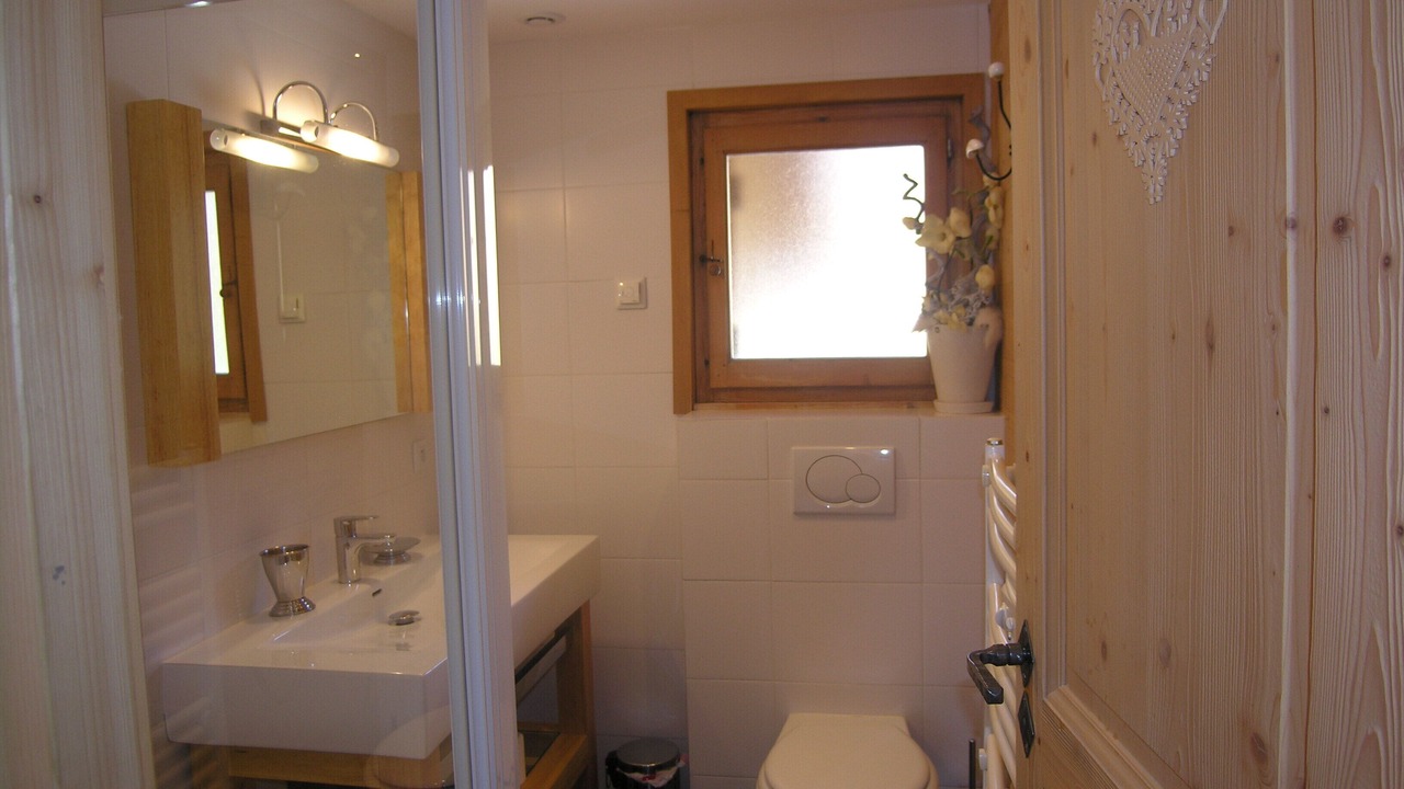 Photo of Bathroom in Thones