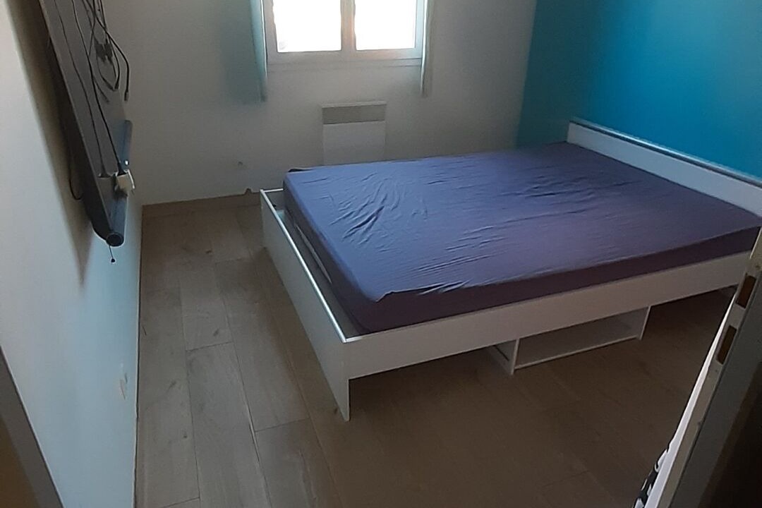 Photo of Bedroom in Puget-Ville