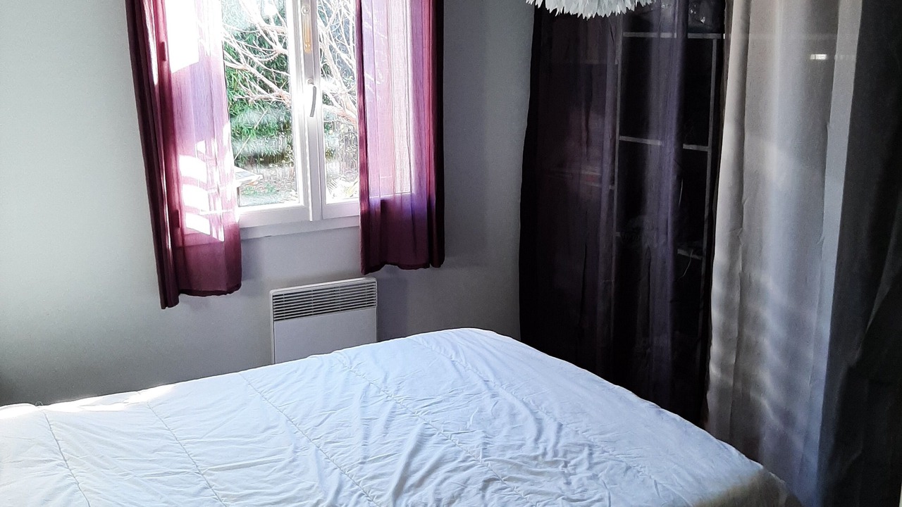 Photo of Bedroom in Puget-Ville