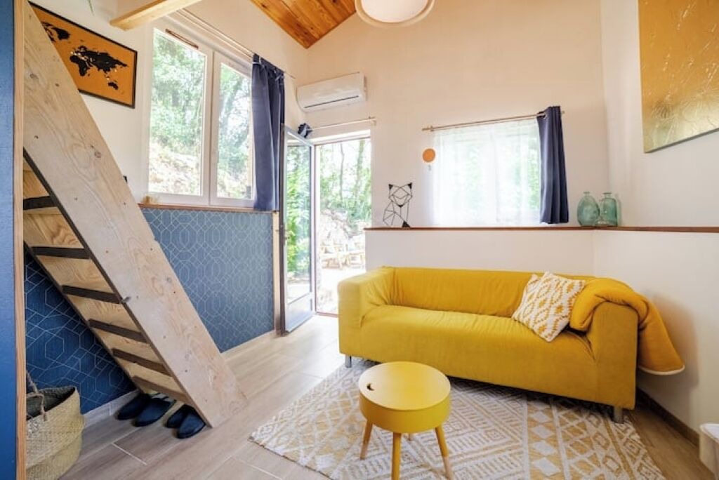 Photo of Livingroom in Entrecasteaux