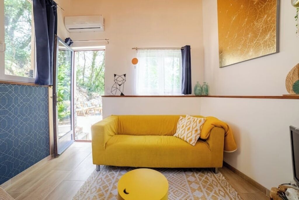 Photo of Livingroom in Entrecasteaux