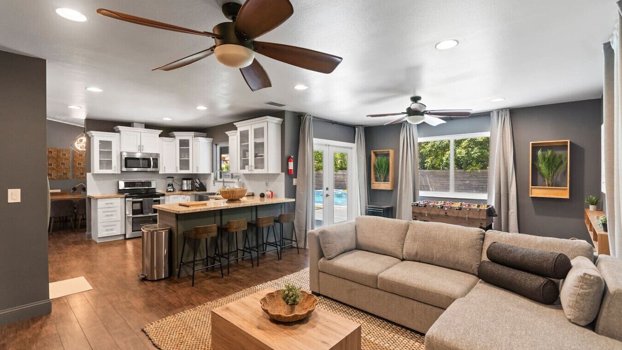 Photo of Livingroom in Ludlam