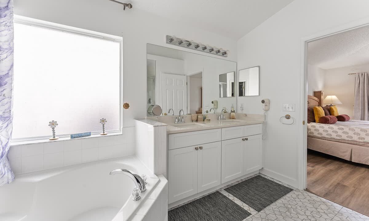 Photo of Bathroom in Seasons