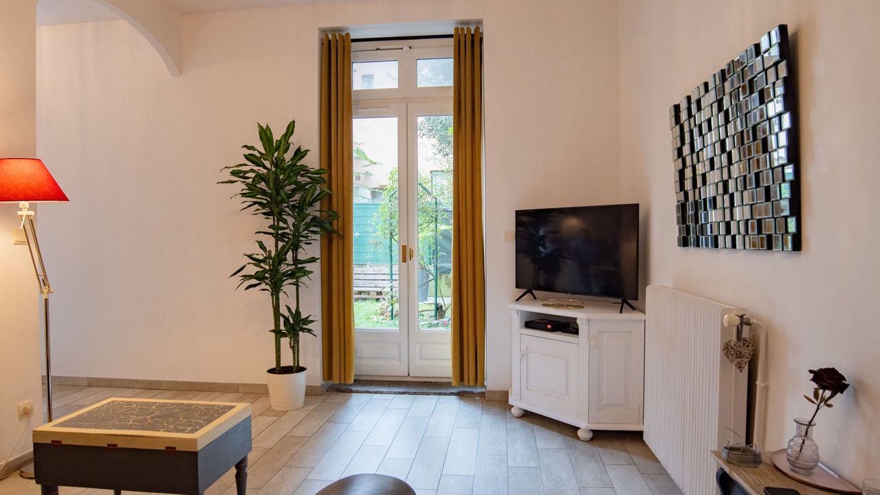 Photo of Livingroom in Republique - Tolstoi
