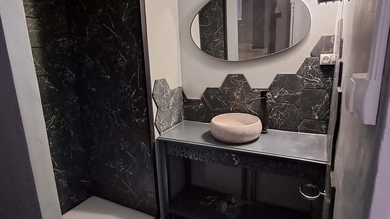 Photo of Bathroom in Folles