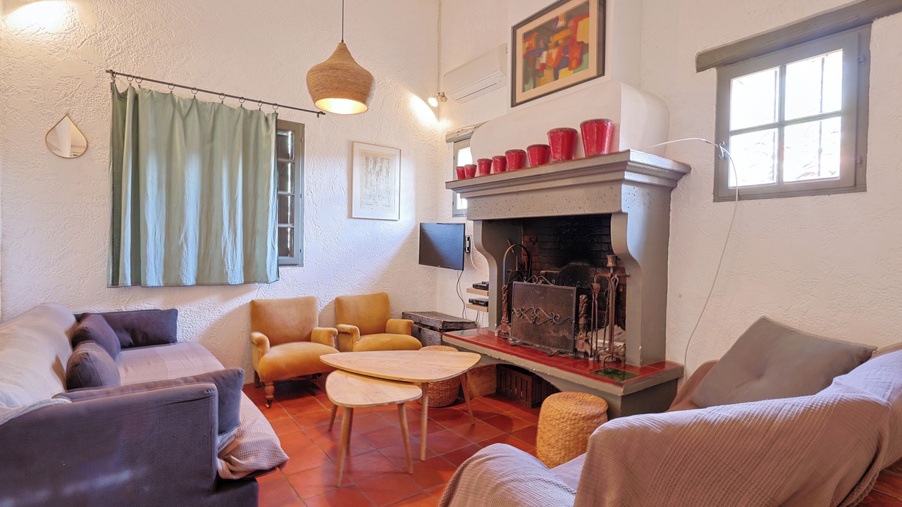 Photo of Livingroom in Entrecasteaux