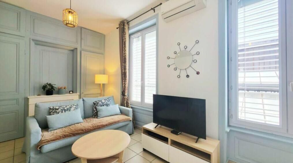 Photo of Livingroom in Republique - Tolstoi
