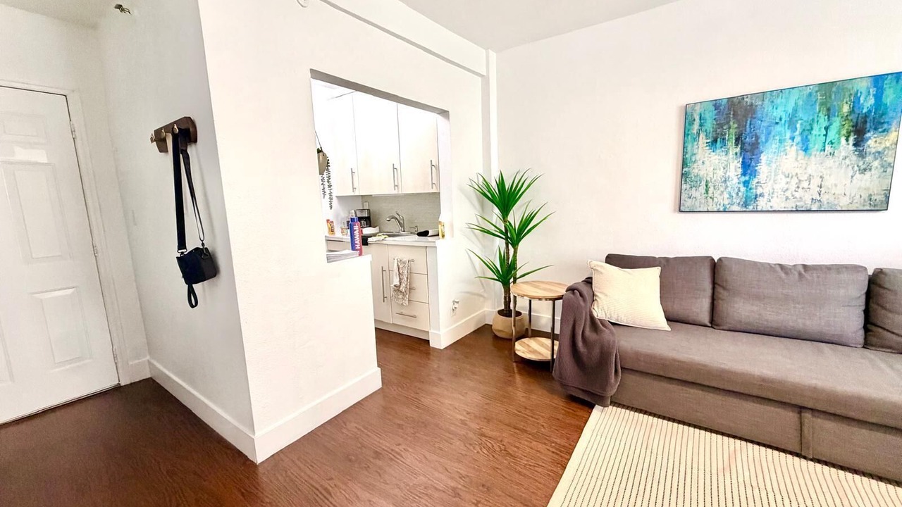 Photo of Livingroom in Mid Beach