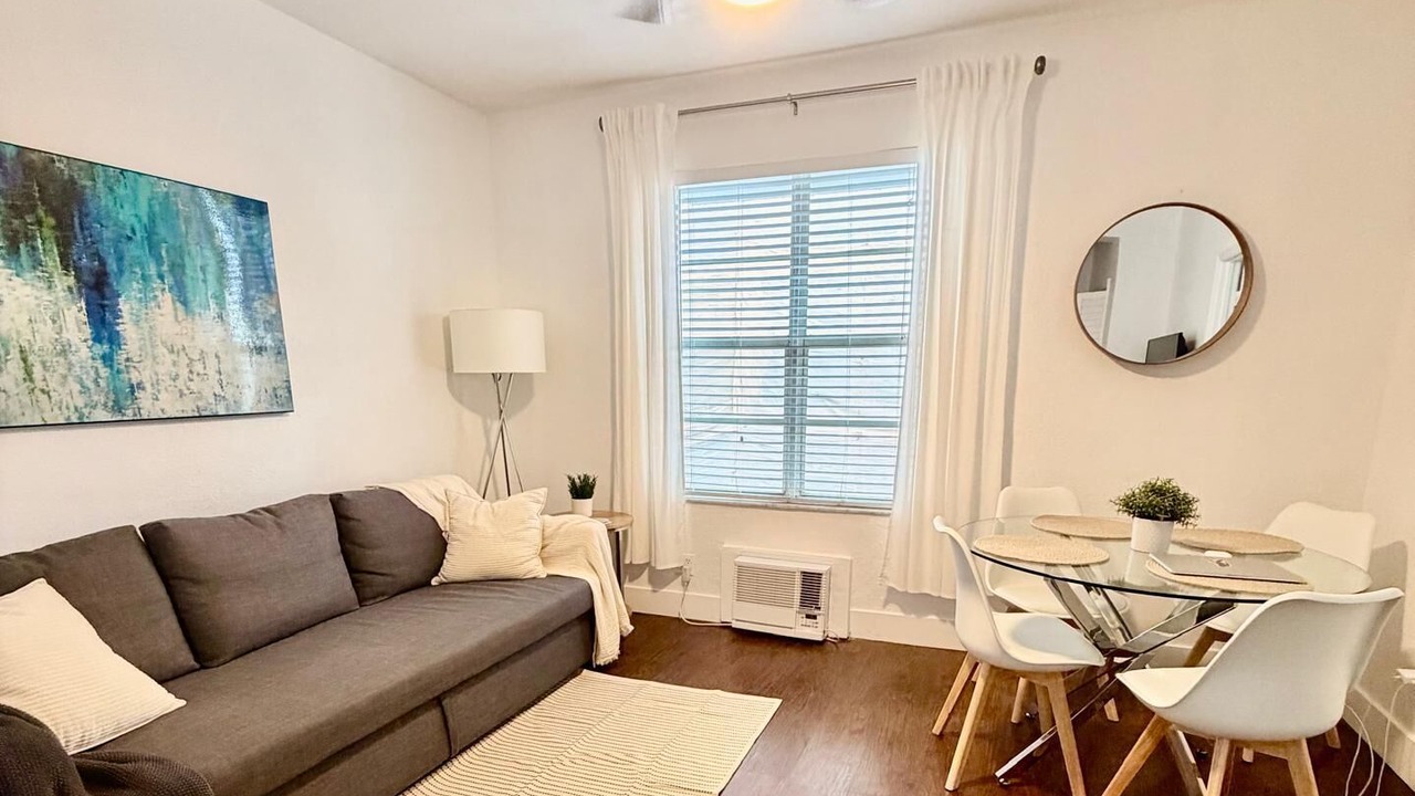 Photo of Livingroom in Mid Beach