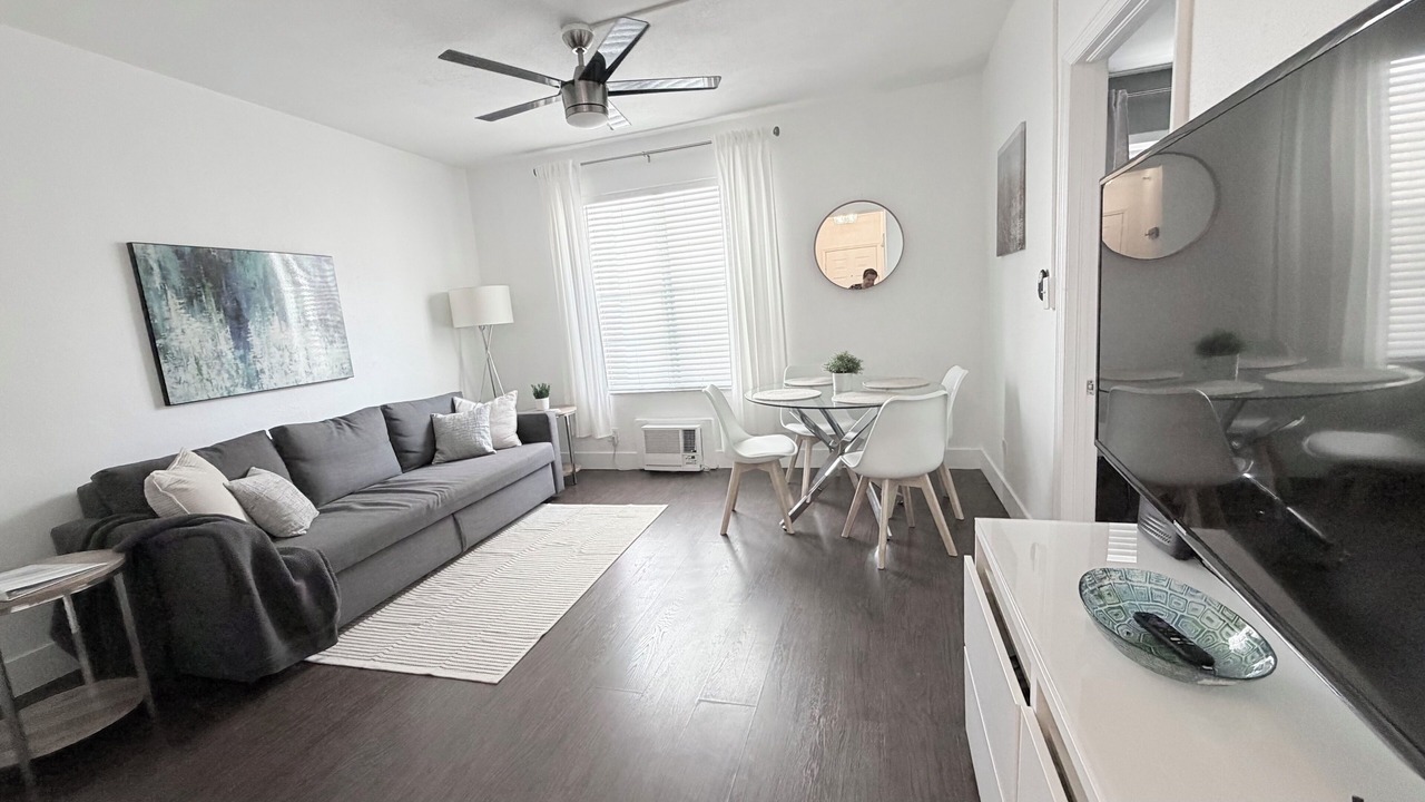 Photo of Livingroom in Mid Beach
