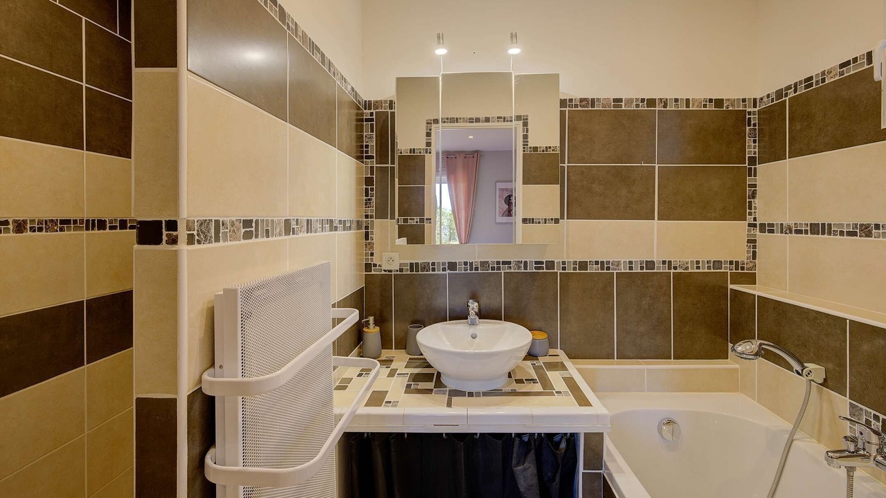 Photo of Bathroom in Flayosc