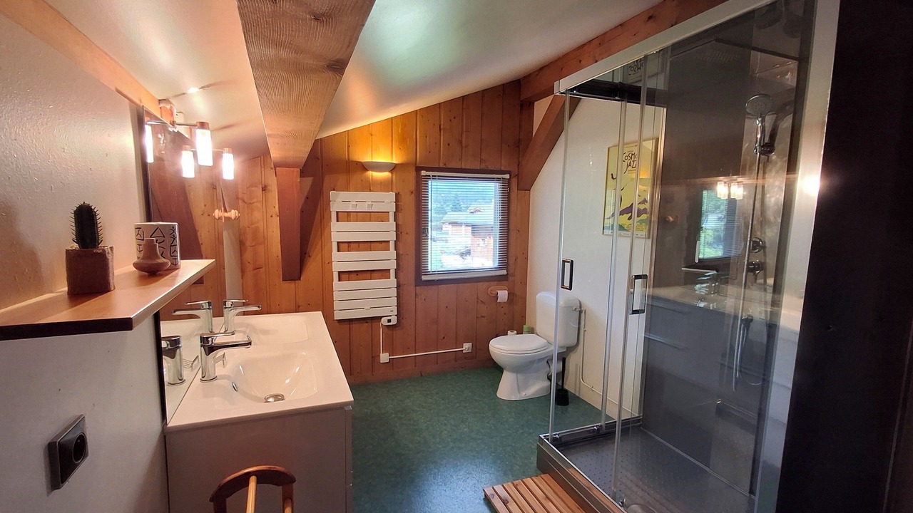 Photo of Bathroom in Les Praz-de-Chamonix
