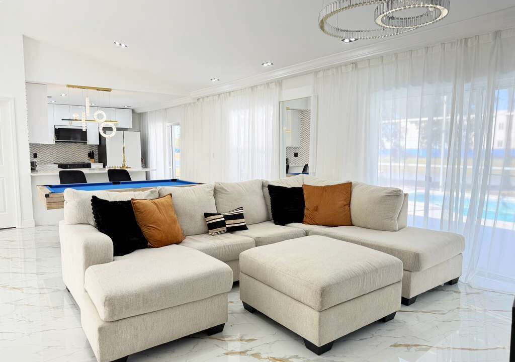 Photo of Livingroom in Crescent Lakes