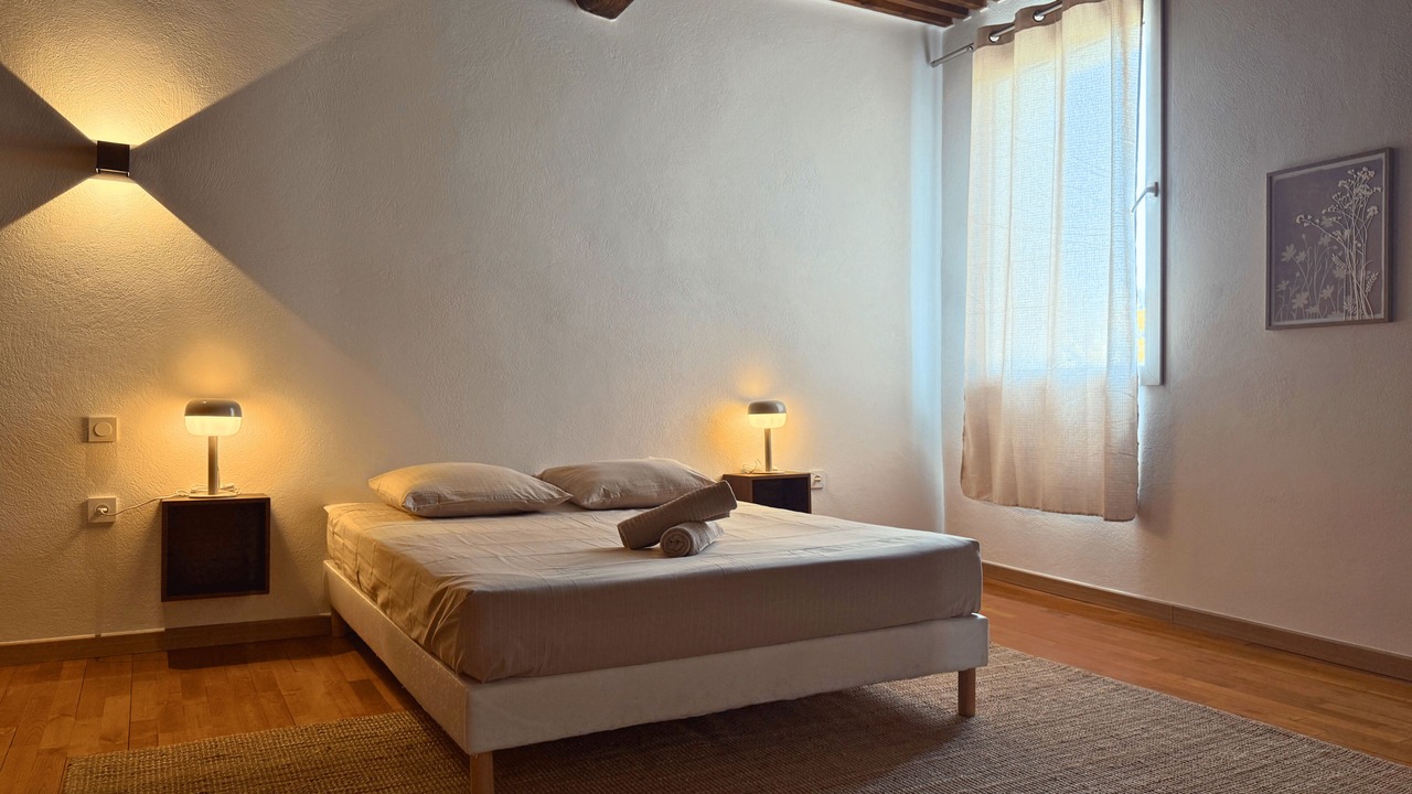 Photo of Bedroom in Orange