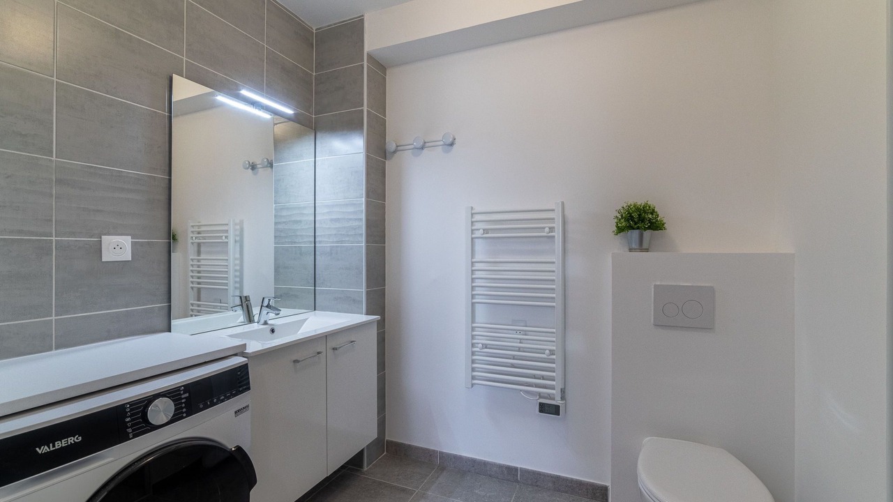 Photo of Bathroom in Hyeres City Centre