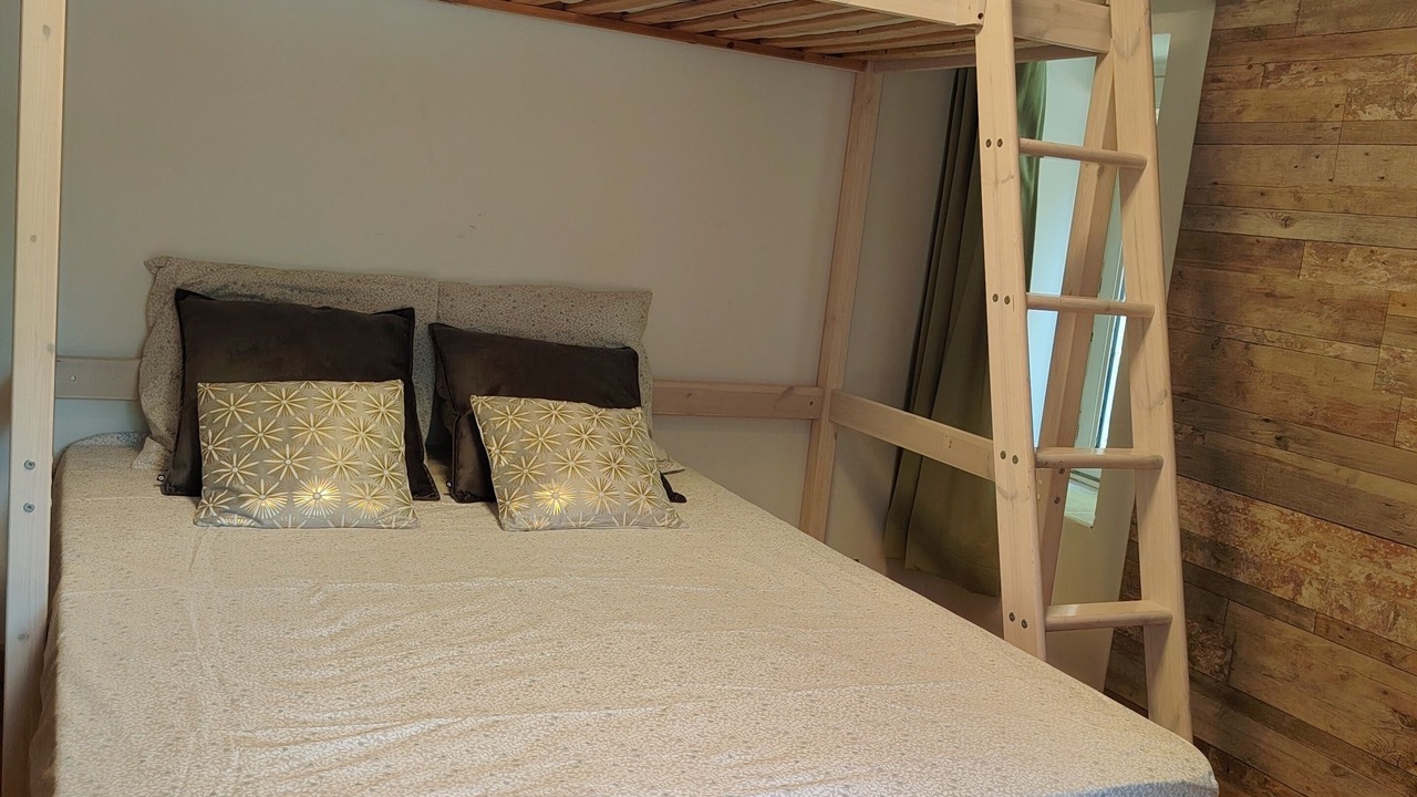 Photo of Bedroom in Orange