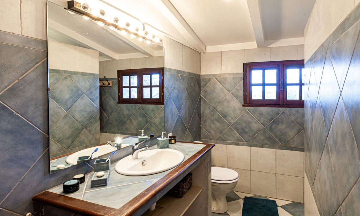 Photo of Bathroom in Saint-Cesaire-de-Gauzignan