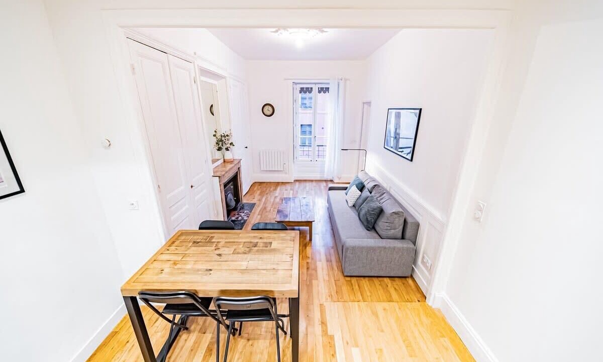 Photo of Livingroom in Republique - Tolstoi
