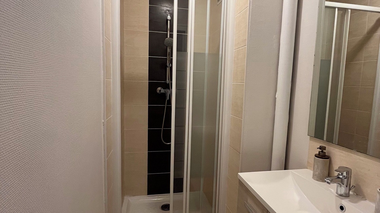 Photo of Bathroom in Leon Blum - Bon Coin