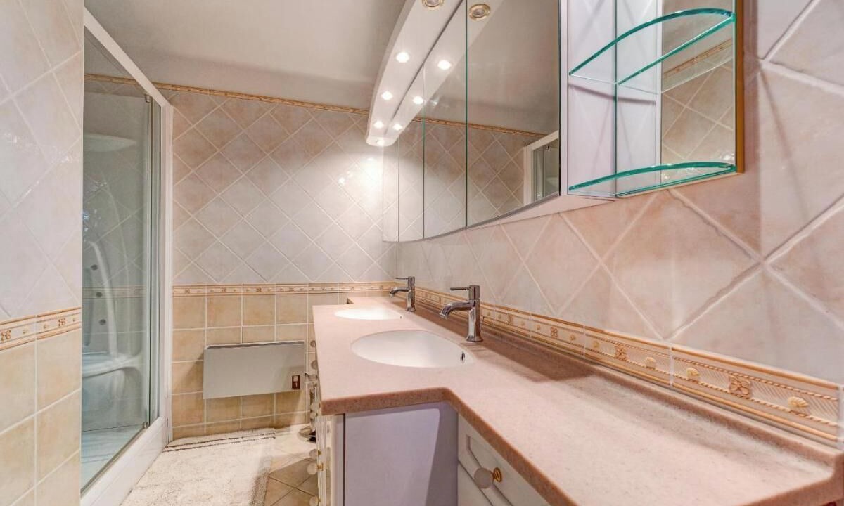 Photo of Bathroom in Vins-sur-Caramy