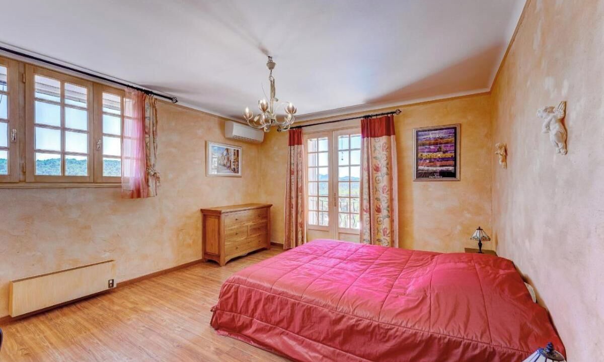 Photo of Bedroom in Vins-sur-Caramy