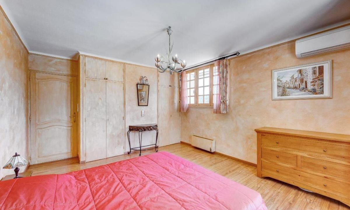 Photo of Bedroom in Vins-sur-Caramy