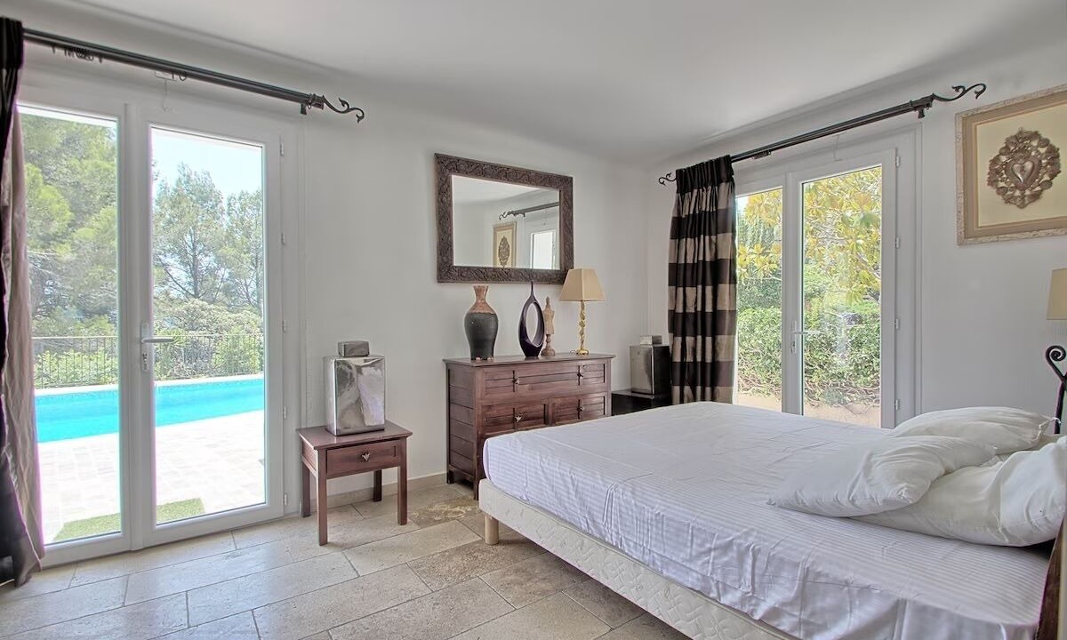 Photo of Bedroom in Puget-Ville