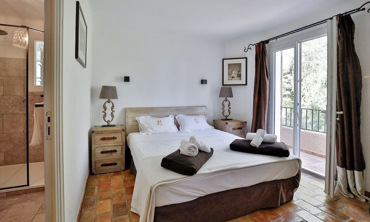Photo of Bedroom in Puget-Ville