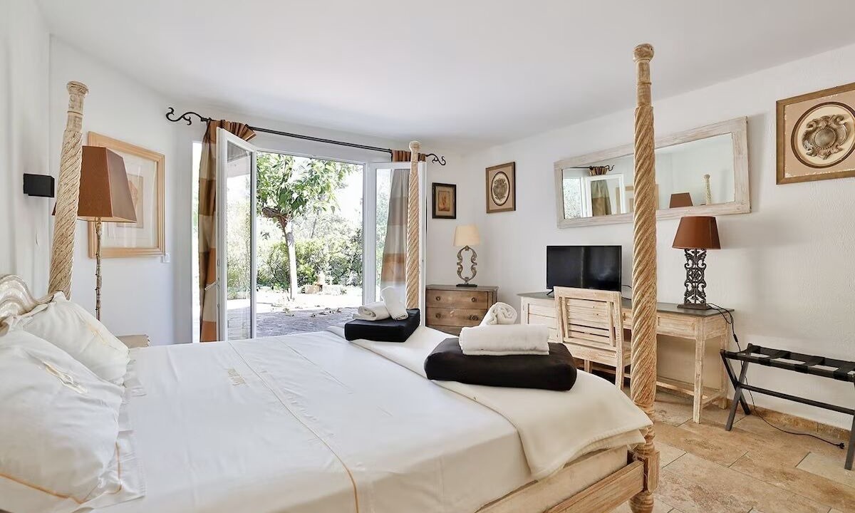 Photo of Bedroom in Puget-Ville