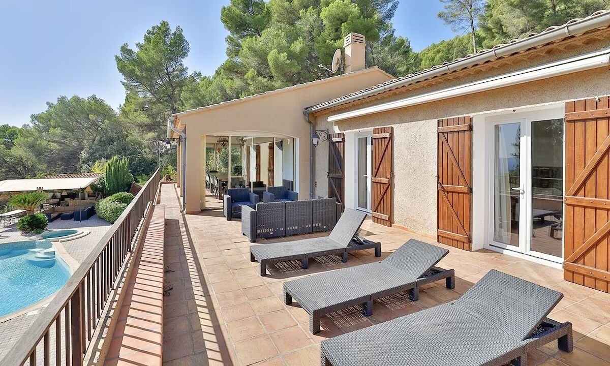 Photo of Patio Balcony in Puget-Ville