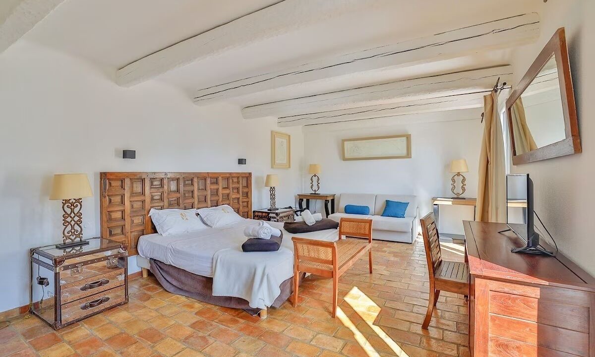 Photo of Bedroom in Puget-Ville