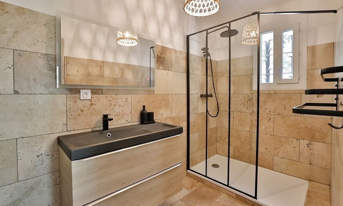 Photo of Bathroom in Puget-Ville